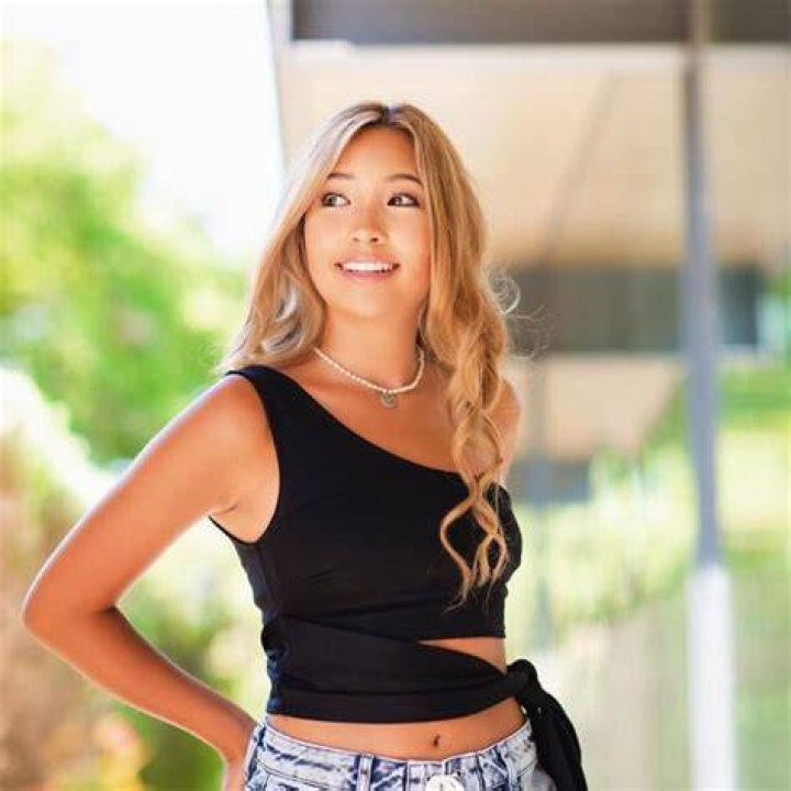 Caroline Manning Biography, Merch, Age, Songs, Lyrics, Hair and Address