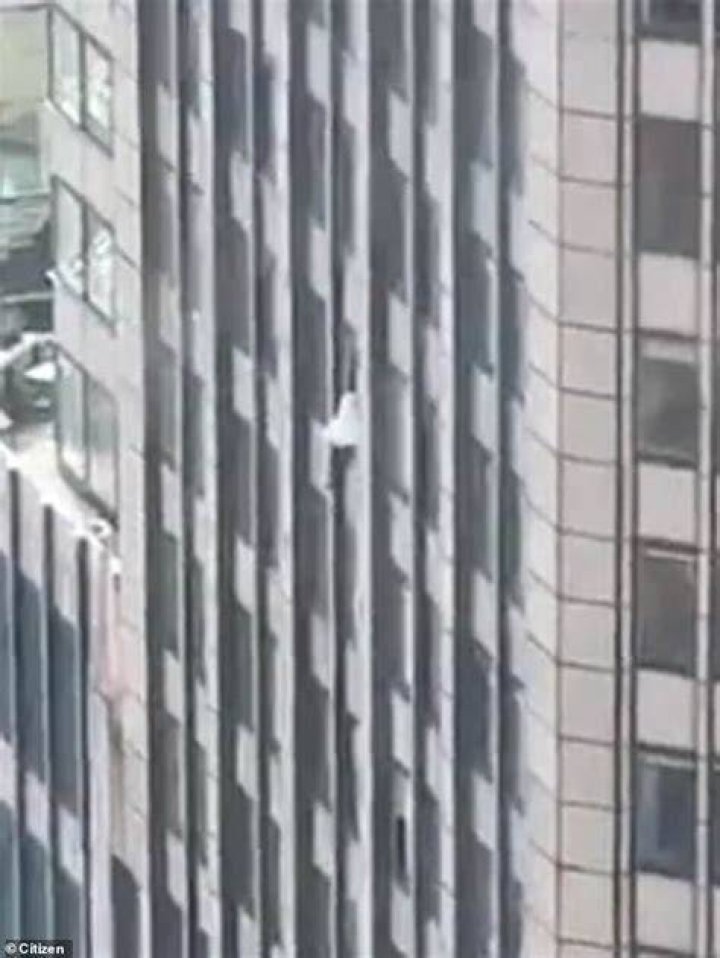 
FBI suspect threatens to jump from 31st floor window of Manhattan skyscraper 