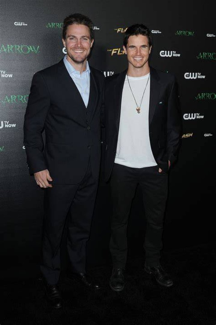 
How tall is Robbie Amell? Height of Stephen Amell’s cousin, Wiki 