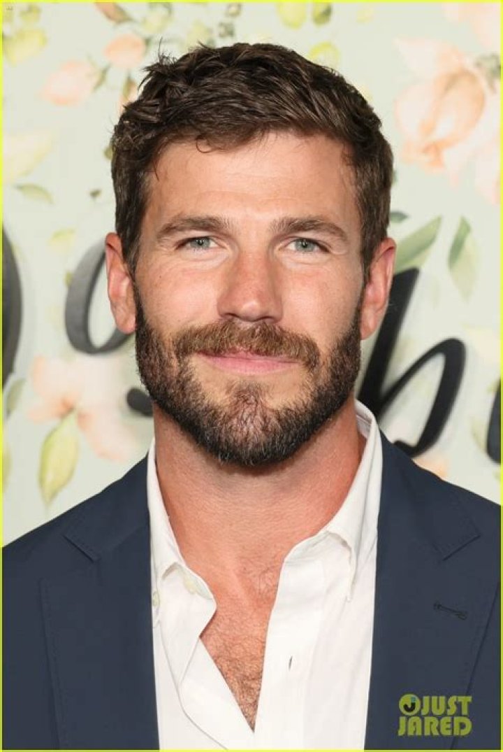 Is Austin Stowell Gay? Girlfriend Or Boyfriend – Keep Breathing Actor Sexuality