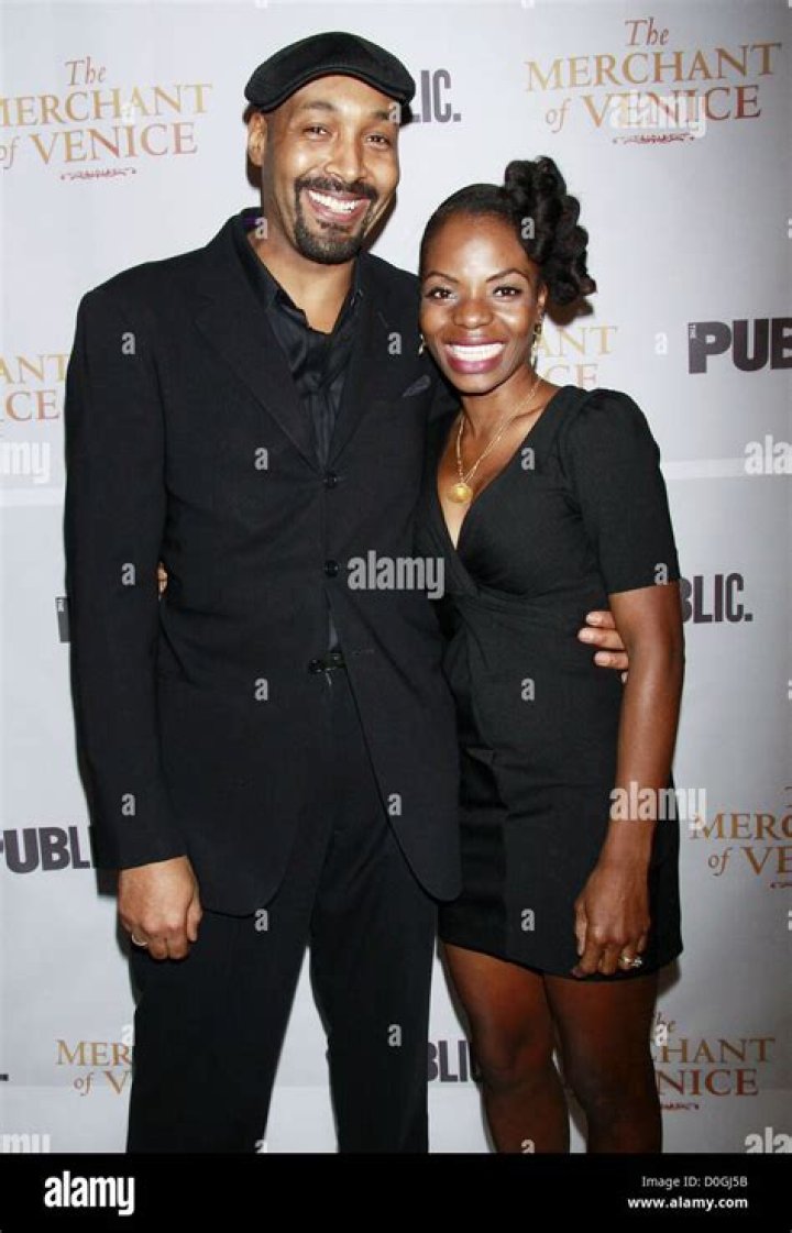 
Is Jesse L. Martin Married to Wife? Or Dating a Girlfriend? 