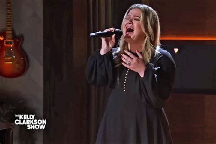 
Kelly Clarkson Belts Out a Piano Cover of Faith Hill’s ‘Breathe’ for Latest Kellyoke Segment 