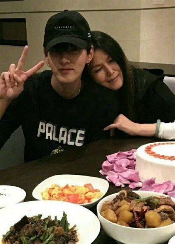Kris Wu Parents And Family: Who Are Canadian Rapper Mother Wu Xiuqin And Father