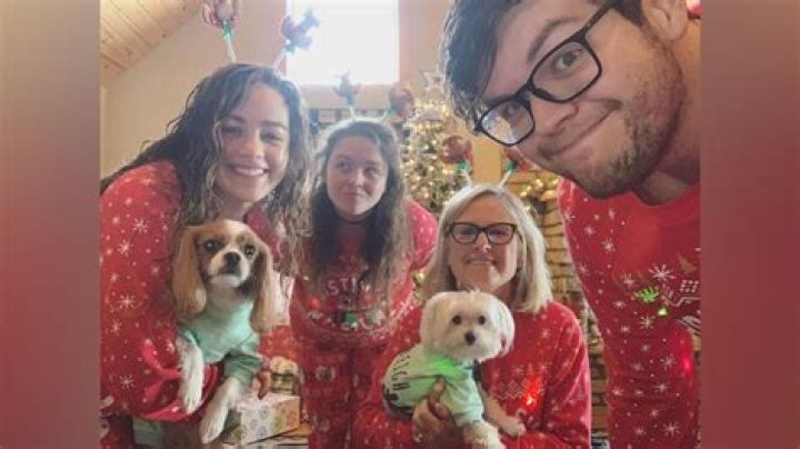 
Mary Mouser Parents – Tina Mouser And Scott Mouser Age Difference 