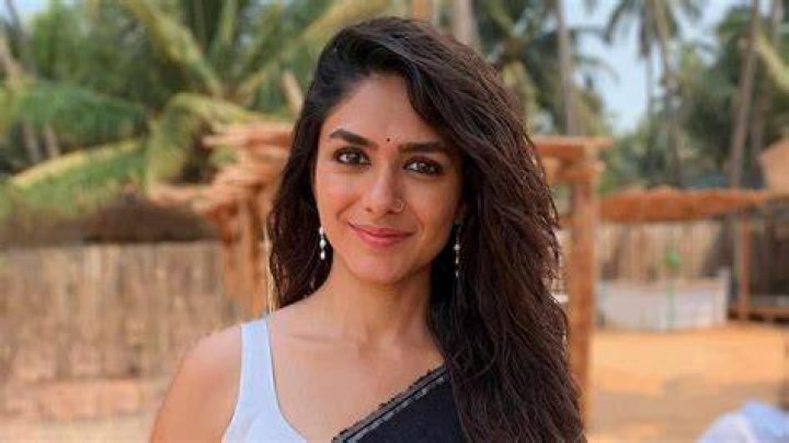 Mrunal Thakur Height, Weight, Net Worth, Age, Birthday, Wikipedia, Who, Instagram, Biography