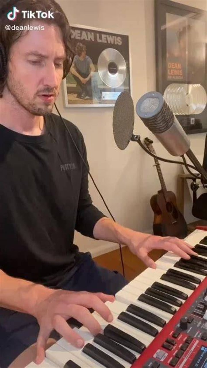 Who are Dean Lewiss Parents? Dean Lewis Biography, Parents Name, Nationality and More